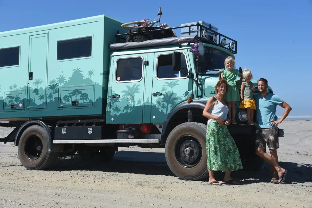 Mercedes Benz 1113LAF de fire rosie on tour-ADN-OVERLAND