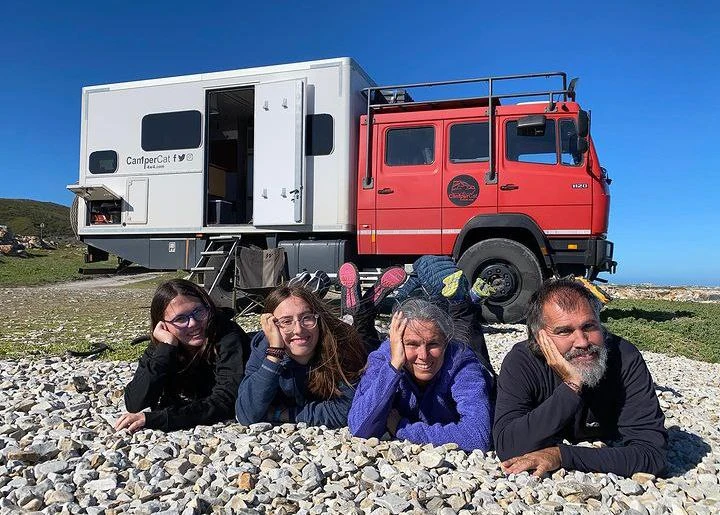 Campercat4x4 foto familia y correfoc-ADN-OVERLAND-FEST