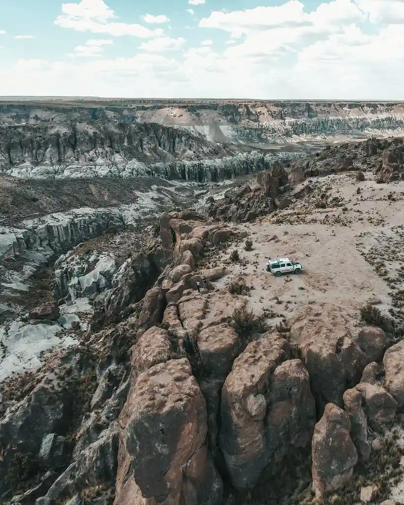 Campamento overland y acantilados