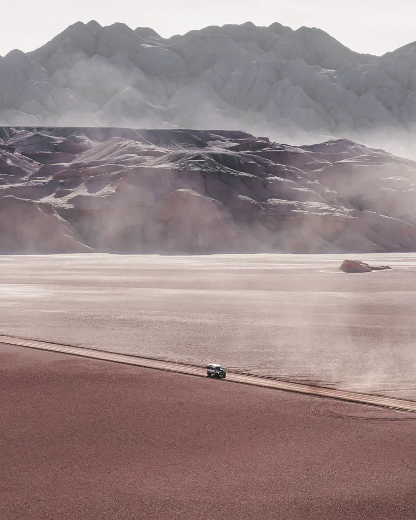 Paisajes áridos y pistas sin asfaltar en su expedición overland