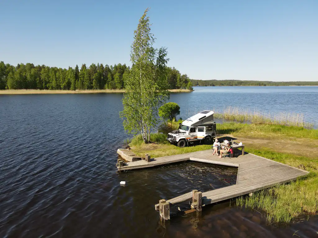 Acampando en la naturaleza con su vehículo overland