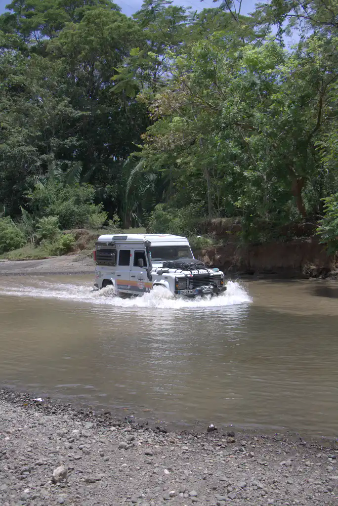 Cruzando un río con su Defender 110