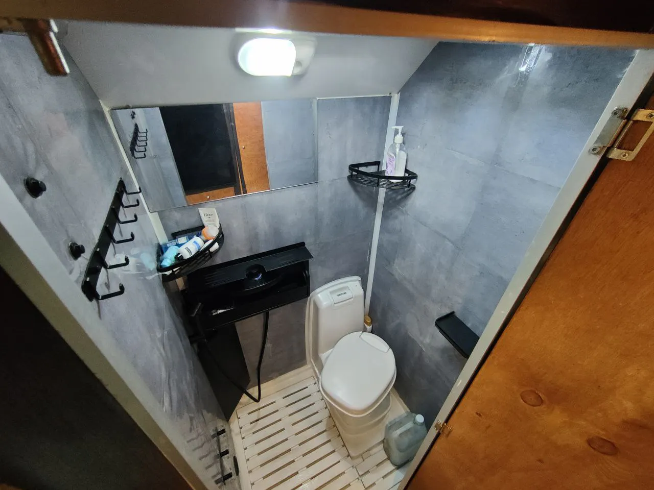 ADN OVERLAND - IVECO DAILY 4x4 55S18W overland camper interior baño ducha lavabo wc - Del rollo furgo