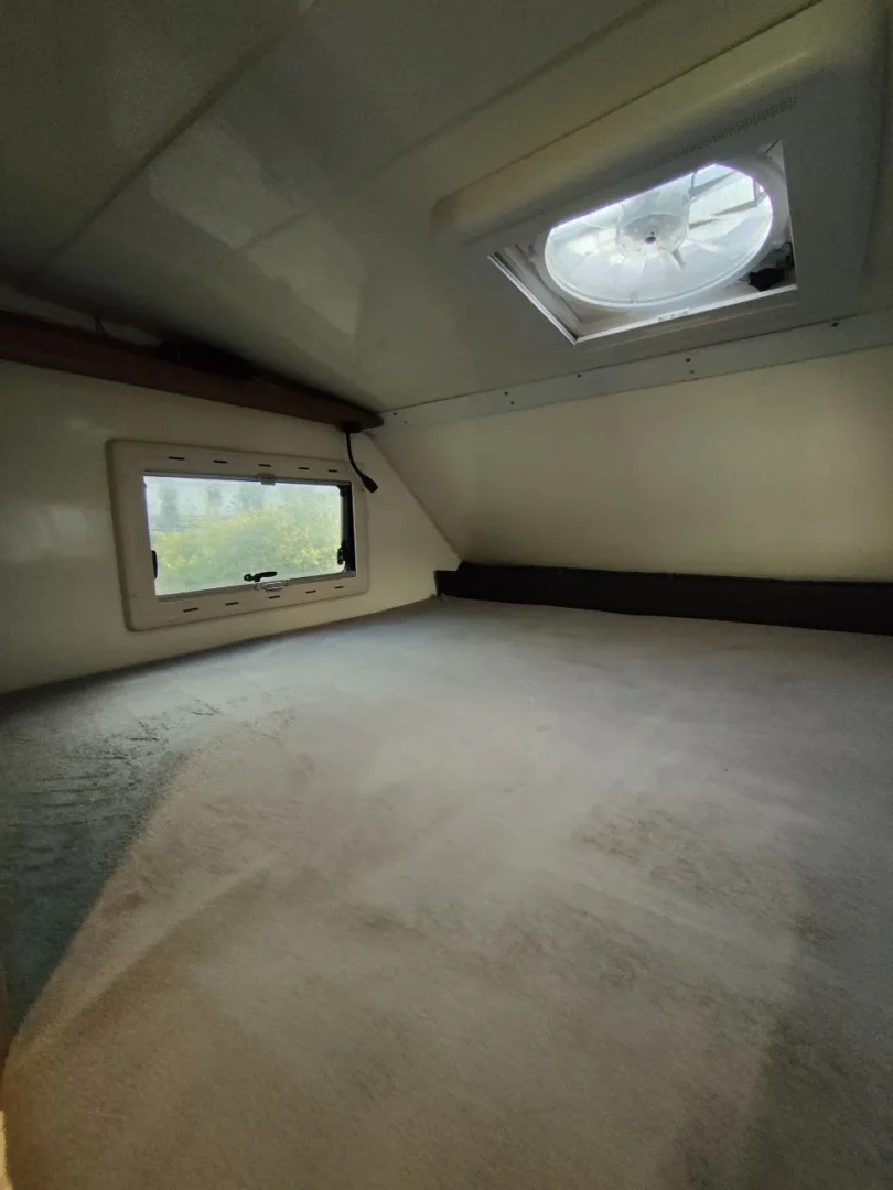 ADN OVERLAND - IVECO DAILY 4x4 55S18W overland camper interior cama - Del rollo furgo