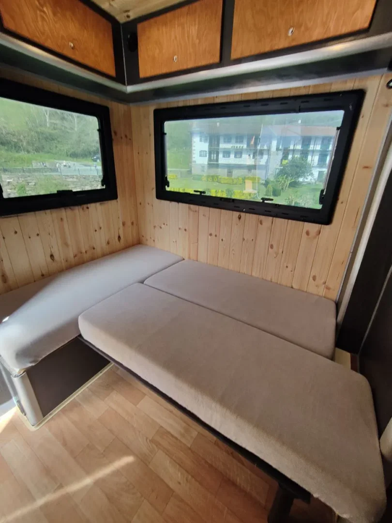 ADN OVERLAND - IVECO DAILY 4x4 55S18W overland camper interior cama salón - Del rollo furgo