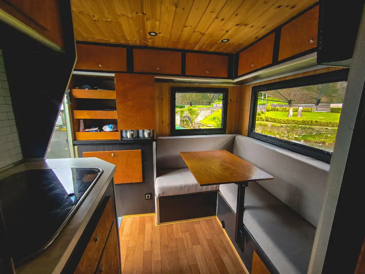 ADN OVERLAND - IVECO DAILY 4x4 55S18W overland camper offroad interior célula vivienda salón comedor cocina - Del rollo furgo