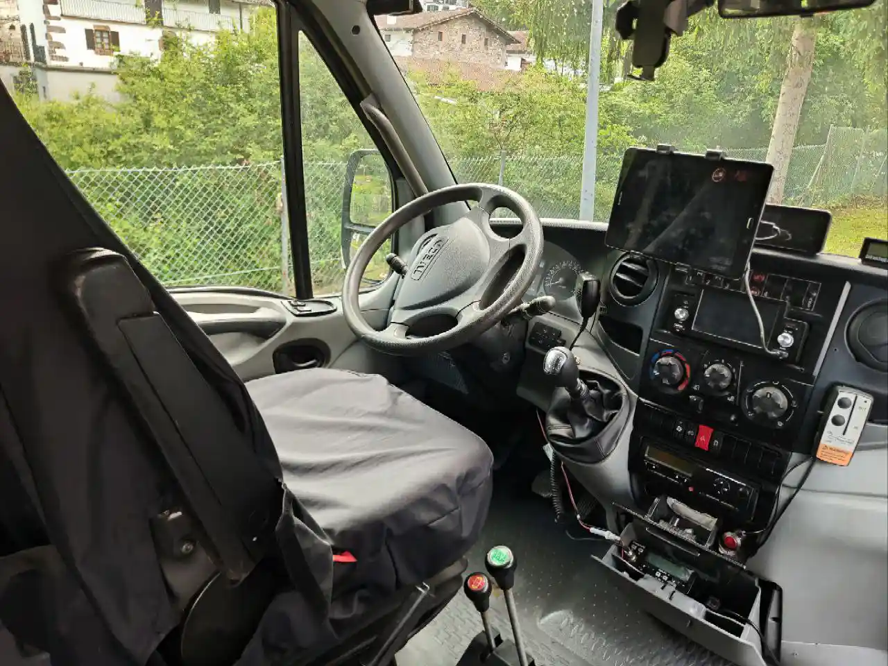 ADN OVERLAND - IVECO DAILY 4x4 55S18W overland interior cabina - Del rollo furgo