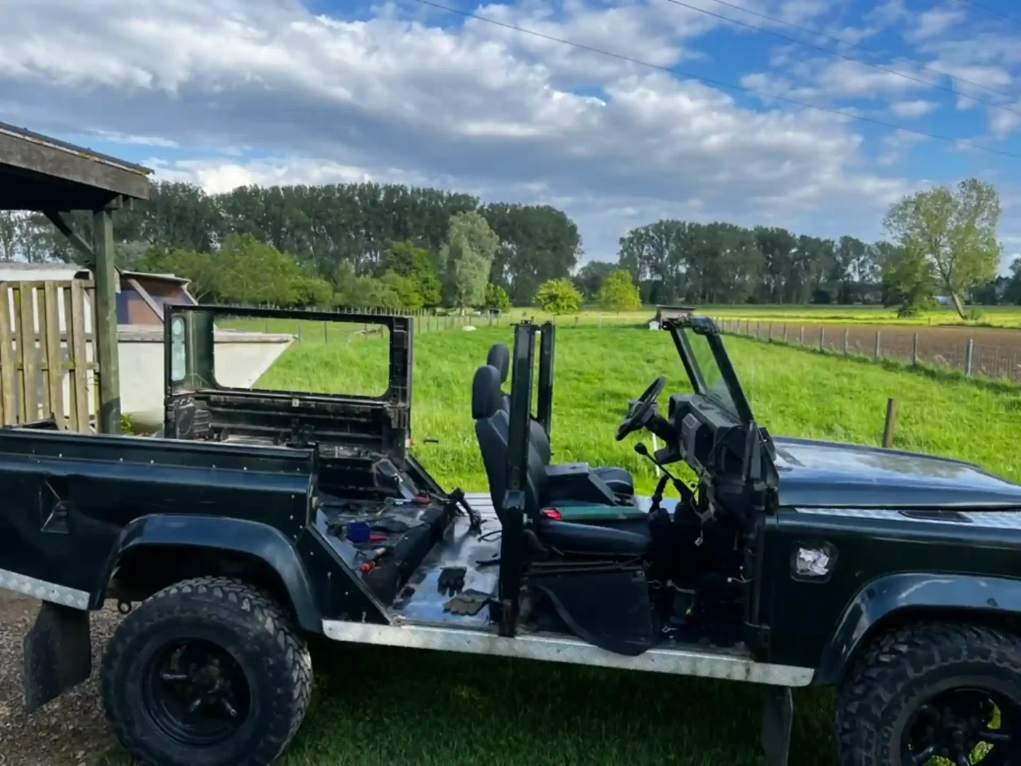 ADN OVERLAND_LOST BETWEEN OCEANS_RESTORING LAND ROVER DEFENDER-Disassembling the car