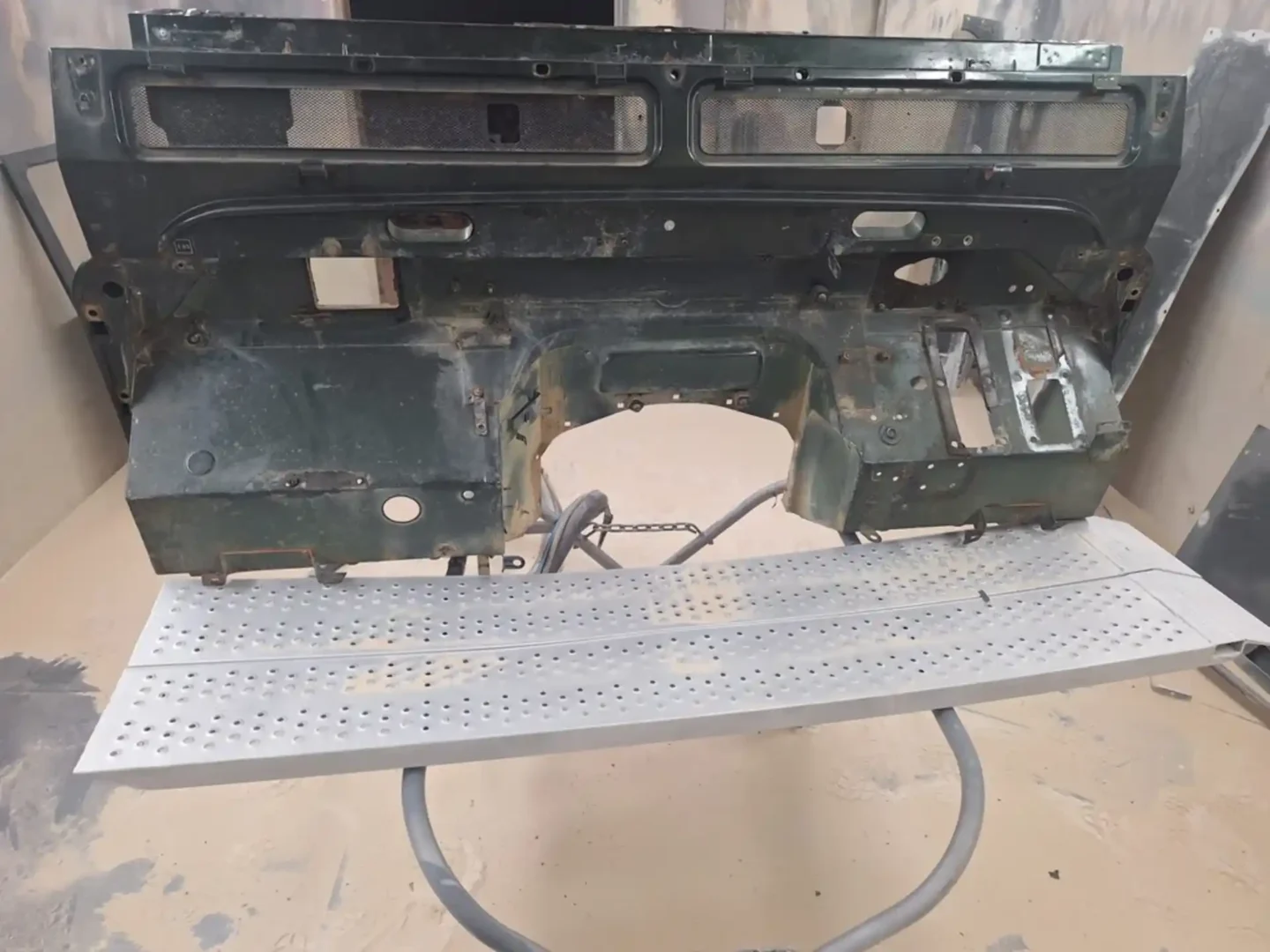 ADN OVERLAND_LOST BETWEEN OCEANS_RESTORING LAND ROVER DEFENDER_Restoring the bulkhead
