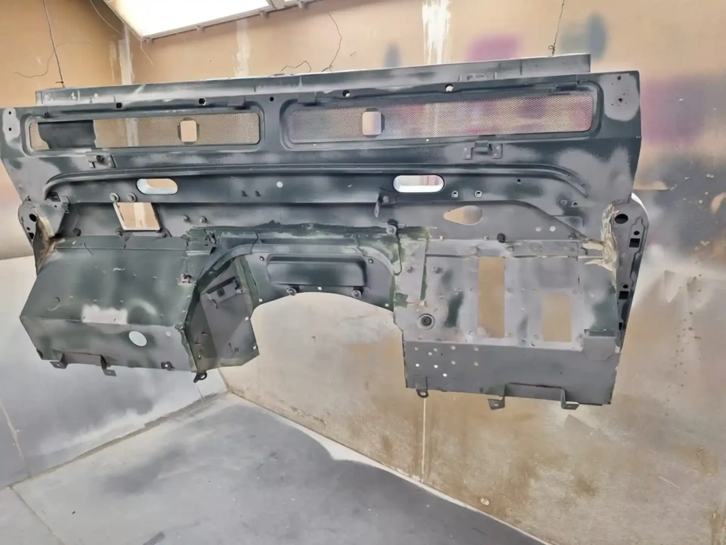 ADN OVERLAND_LOST BETWEEN OCEANS_RESTORING LAND ROVER DEFENDER_Sandblasting the bulkhead