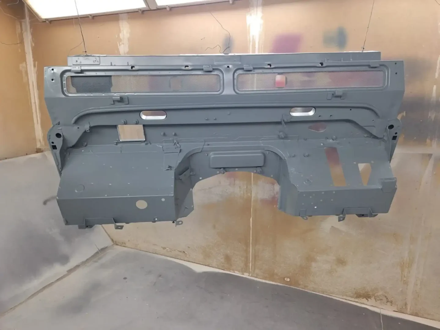ADN OVERLAND_LOST BETWEEN OCEANS_RESTORING LAND ROVER DEFENDER_Painting the bulkhead