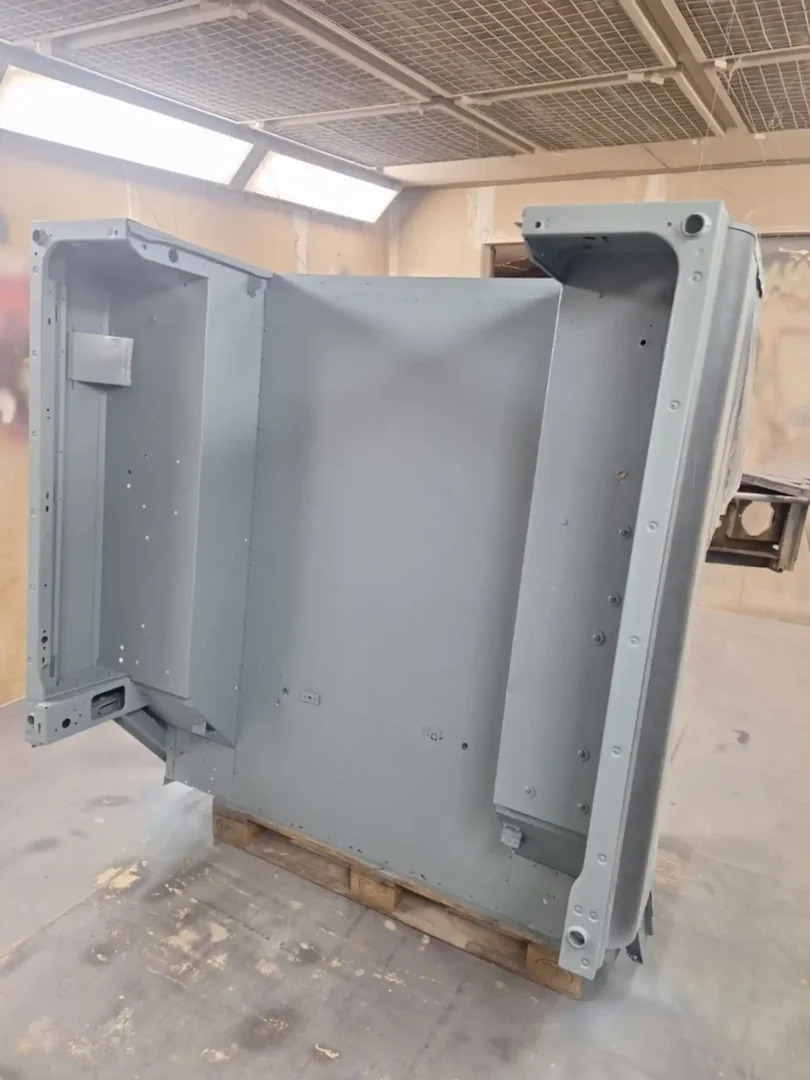 ADN OVERLAND_LOST BETWEEN OCEANS_RESTORING LAND ROVER DEFENDER_Sandblasting the rear tub_12