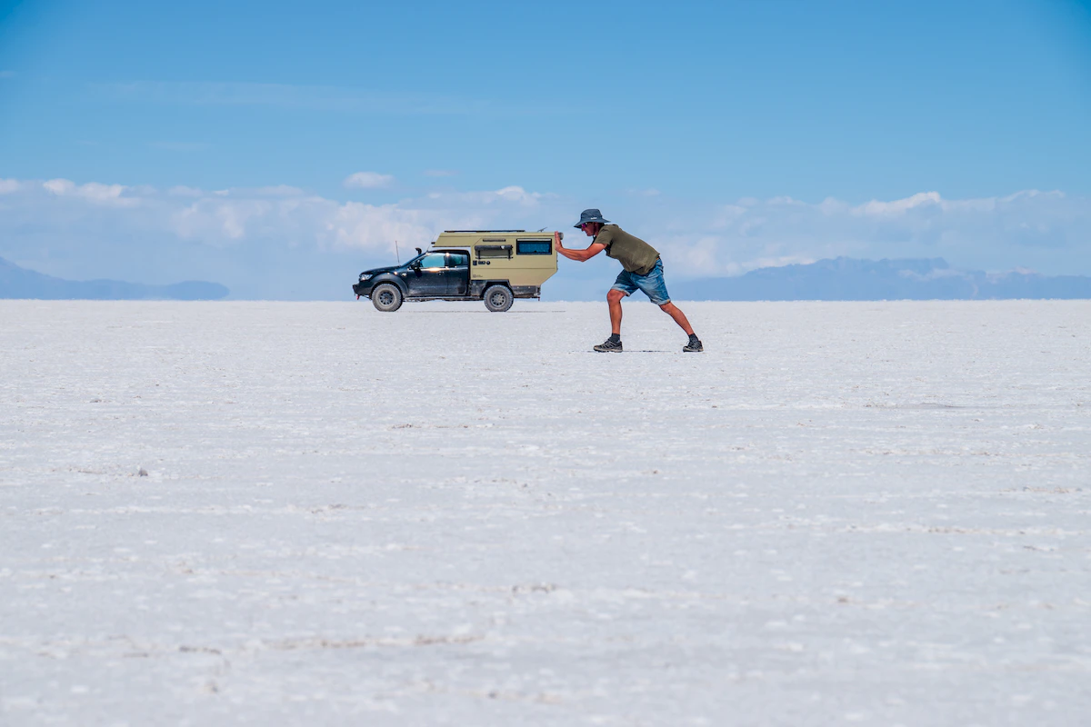 Una pickup overland con la célula vivienda Pioneer de Land Roamer en el Salar
