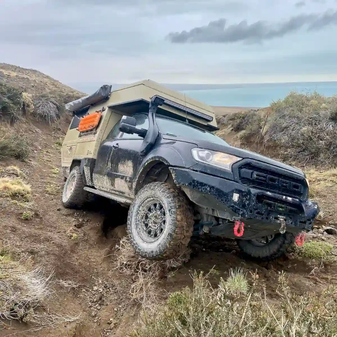 La pickup de Land Roamer con la célula vivienda overland Pioneer en una pista offroad