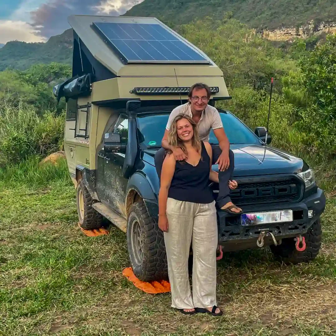 Una pickup overland estacionada en un paraje natural con la célula vivienda Pioneer de Land Roamer