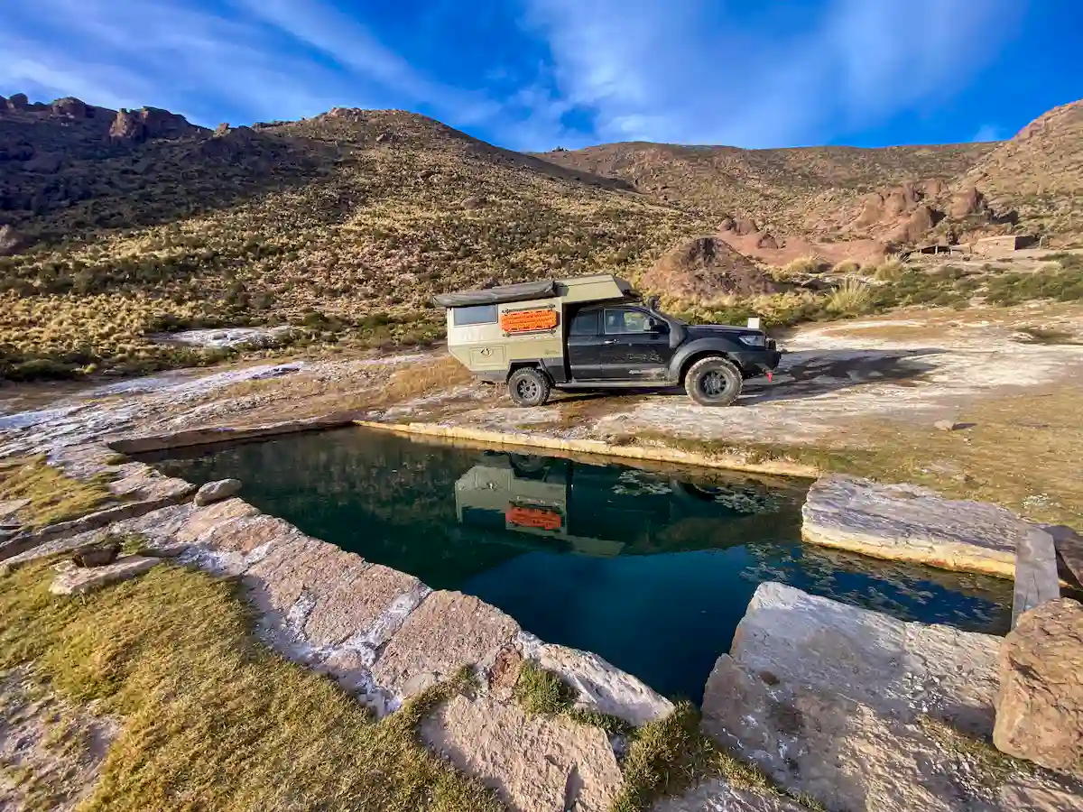 Una pickup 4x4 con la célula vivienda Pioneer de Land Roamer en sudamérica
