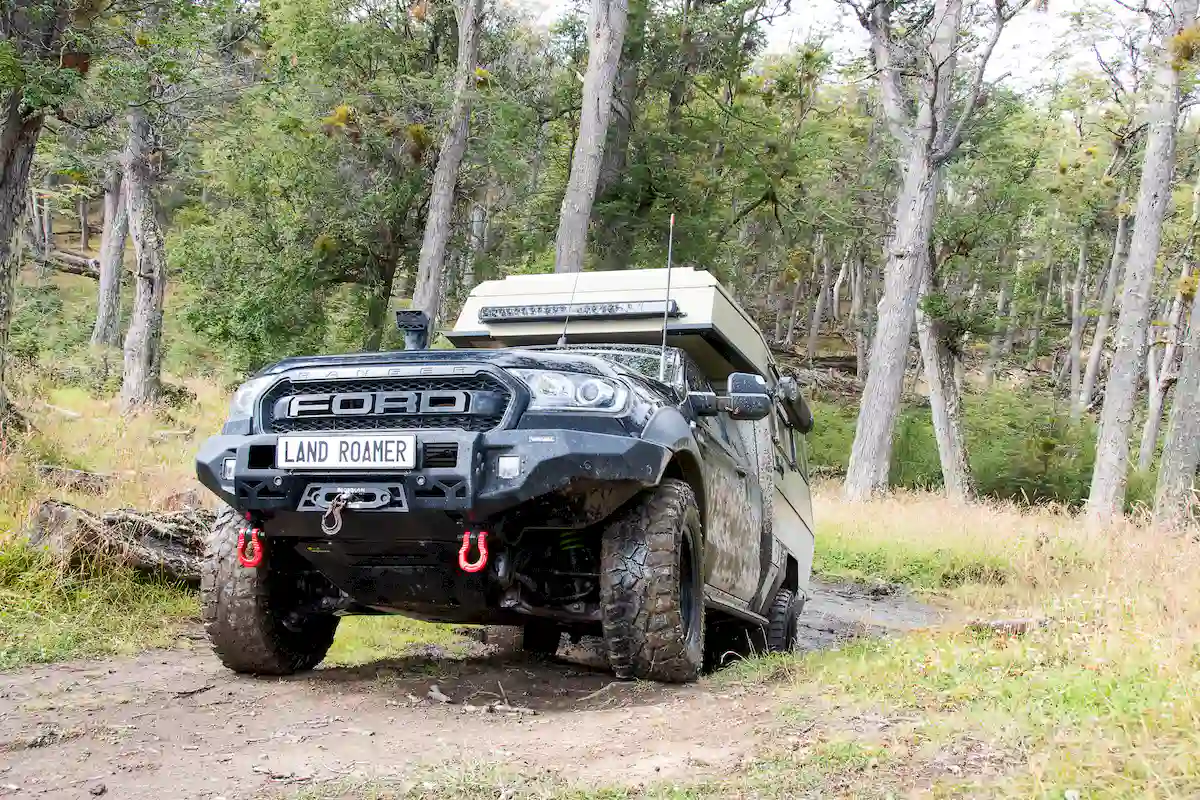 Pick up overland Pioneer de Land Roamer subiendo pista offroad