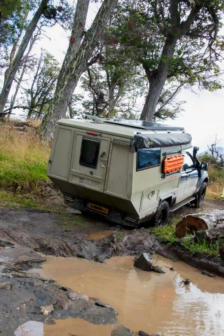 La célula vivienda Pioneer para pick up overland de Land Roamer en atravesando una pista de barro montada en una ford ranger