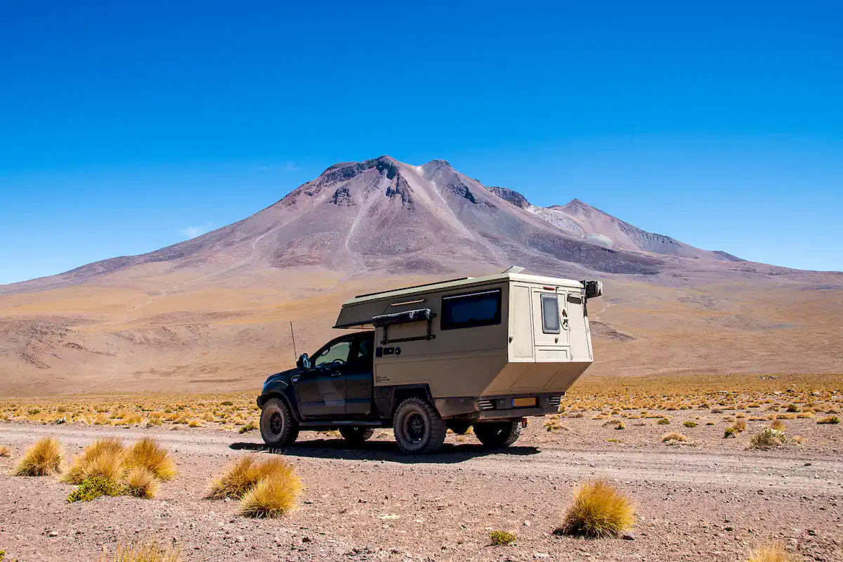 Una pickup overland en un desierto de sudamérica con la célula Pioner de Land Roamer