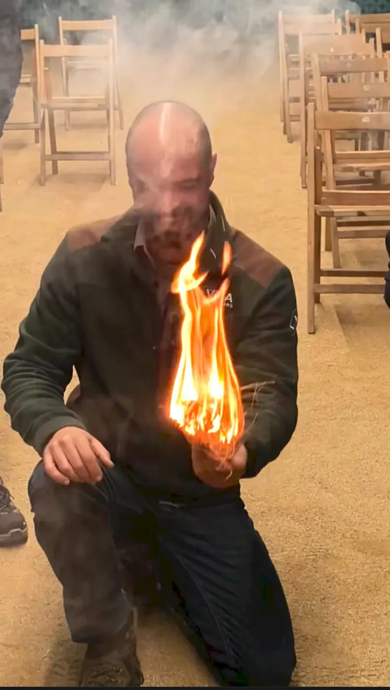 EVENTO EXPO ADN OVERLAND, taller de fuego con Albert Vila Bacardí encendiendo un fuego