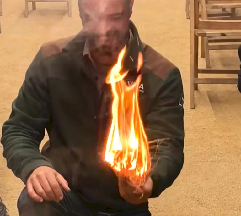 EVENTO EXPO ADN OVERLAND, taller de fuego con Albert Vila Bacardí encendiendo un fuego