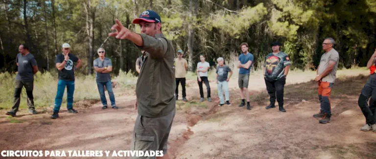 EVENTO EXPO ADN OVERLAND, taller de conducción y rescate en la Overland Zone, instructor impartiendo teoría