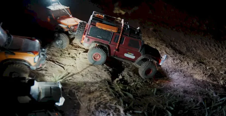 EVENTO EXPO ADN OVERLAND, ruta nocturna de coches de radiocontrol rockcrawler, land rover defender