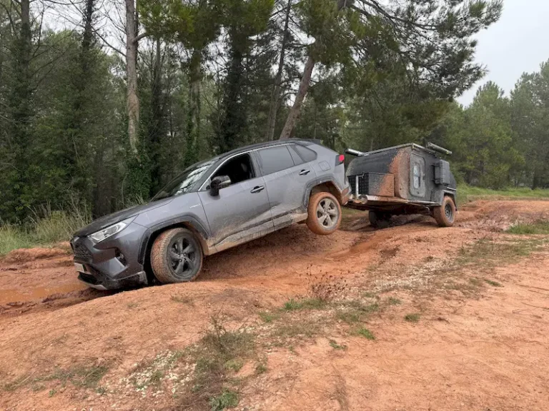 EVENTO EXPO ADN OVERLAND suv con caravana offroad en la overland zone practicando maniobras offroad