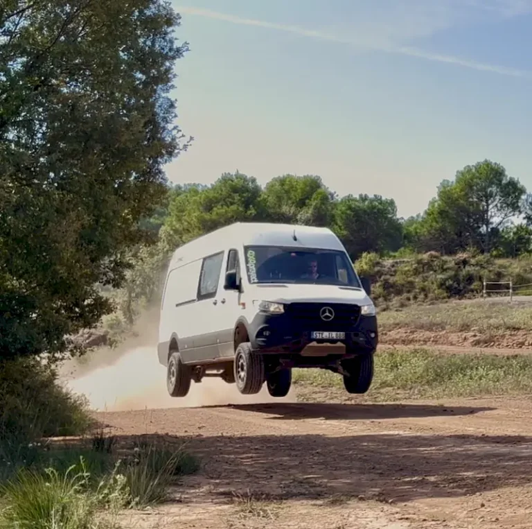 EVENTO EXPO ADN OVERLAND, circuito de pruebas para expositores  en el que una mercedes sprinter 4x4 salta expectacularmente en un cambio de rasante