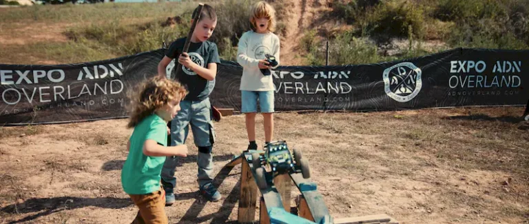 EVENTO EXPO ADN OVERLAND, niños jugando con coches de radiocontrol rockcrawler en circuito