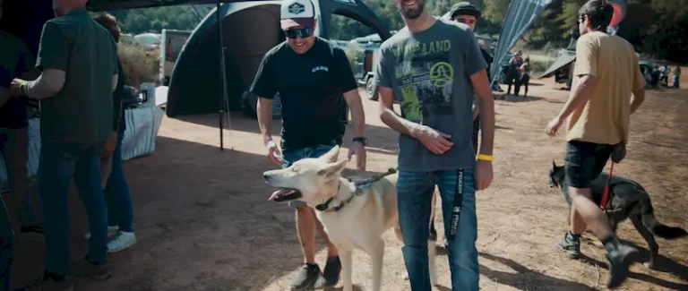 EVENTO EXPO ADN OVERLAND visitantes con perro en la zona expositiva